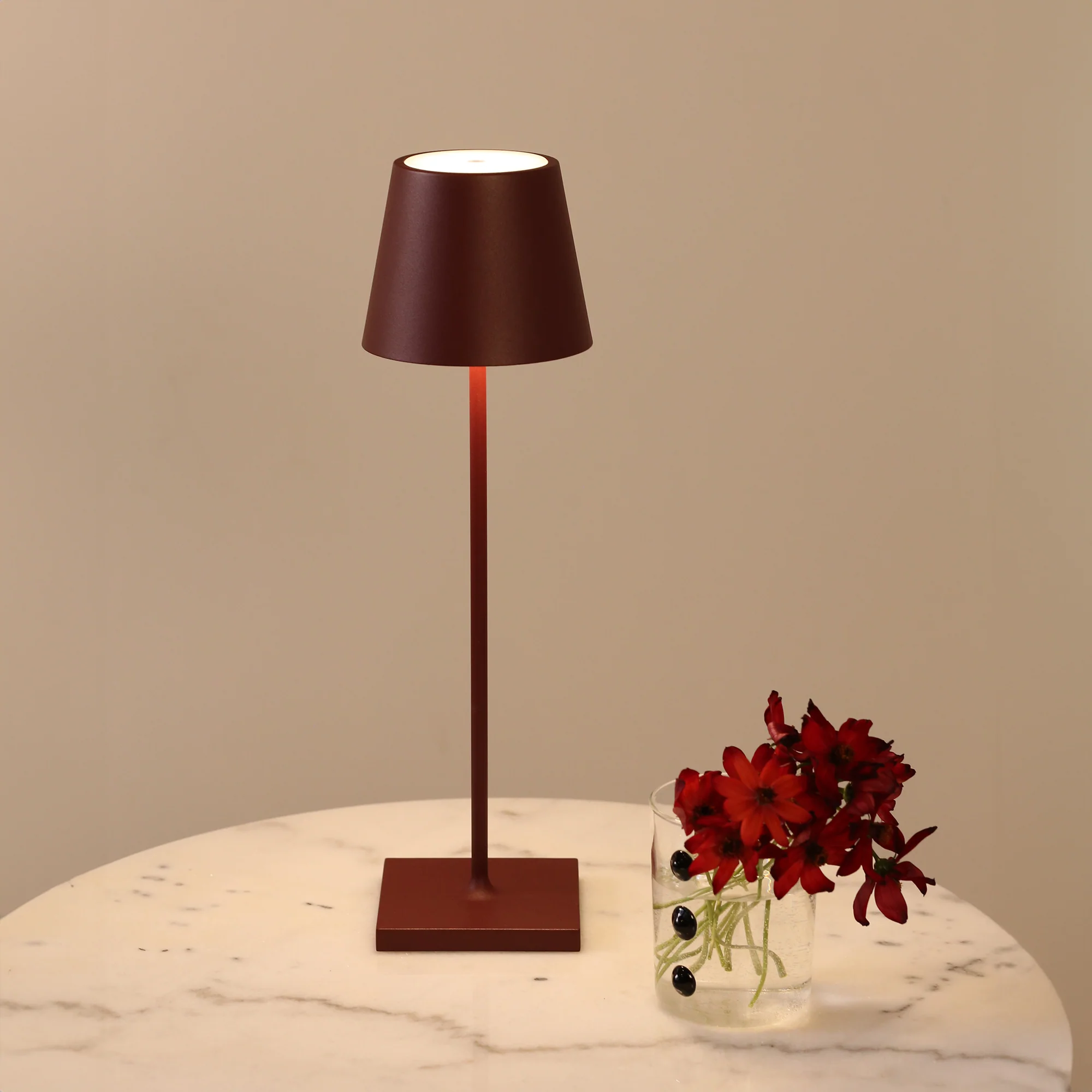 The bordeaux Poldina Pro from Zafferano in a lounge on top of a marble table.