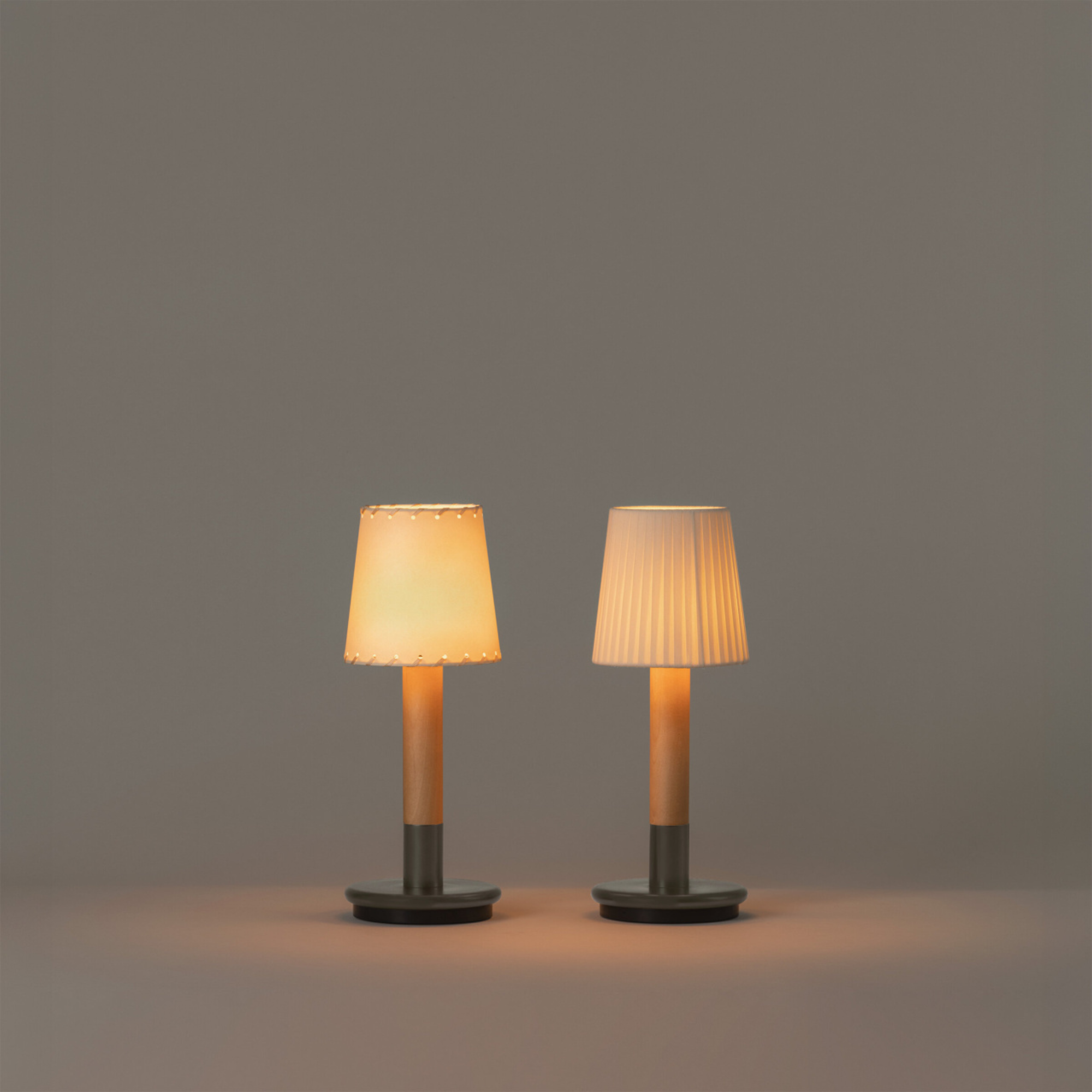 The Básica Mínima Batería Cordless Lamp from Santa & Cole with the both shade options side by side. all-groups