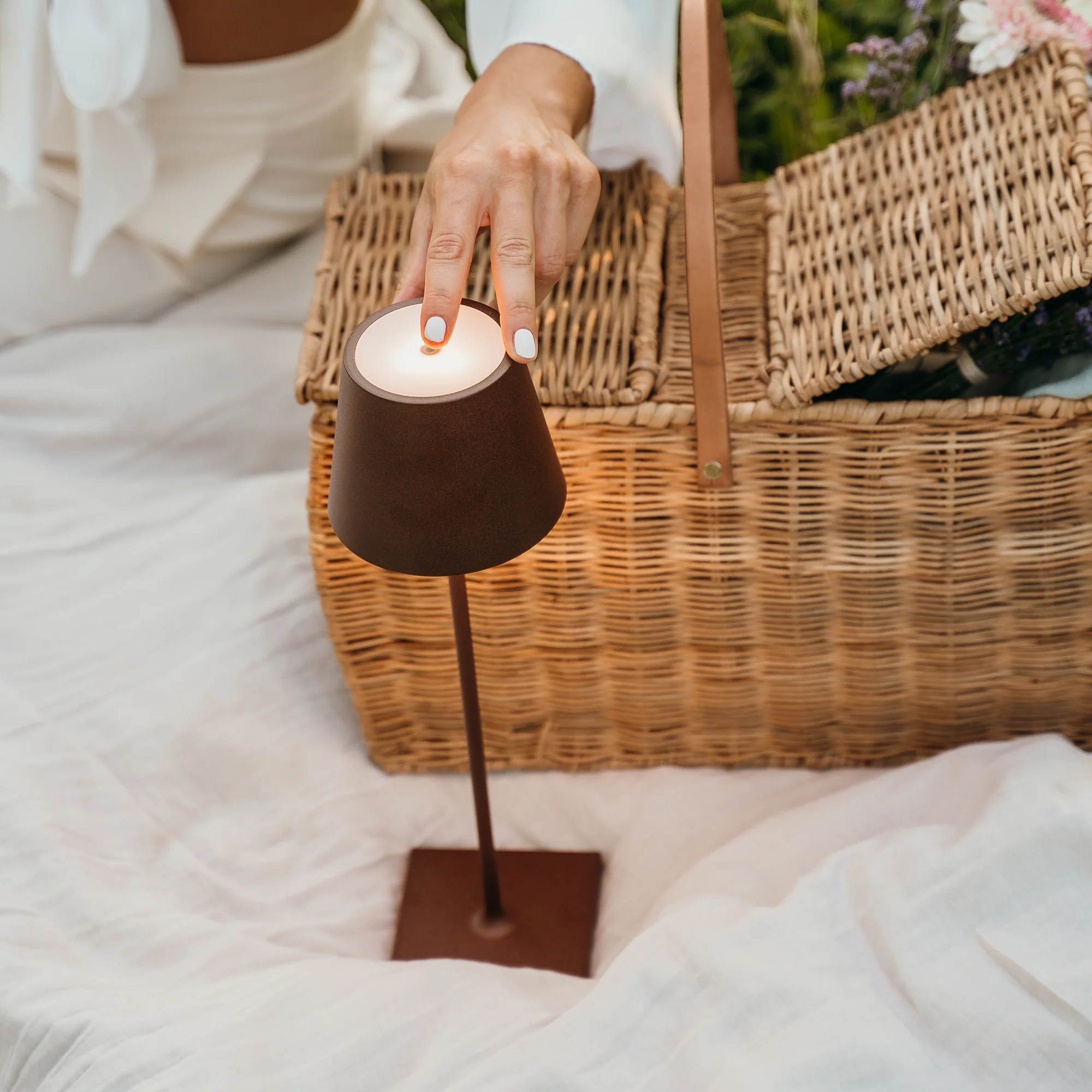 The rust Poldina Pro from Zafferano used for an outdoor picnic.