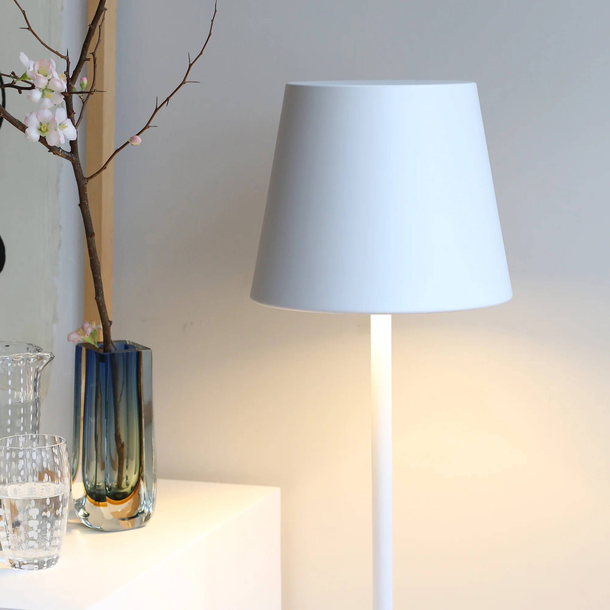 The white Poldina Pro XXL Floor Lamp from Zafferano in a family area.